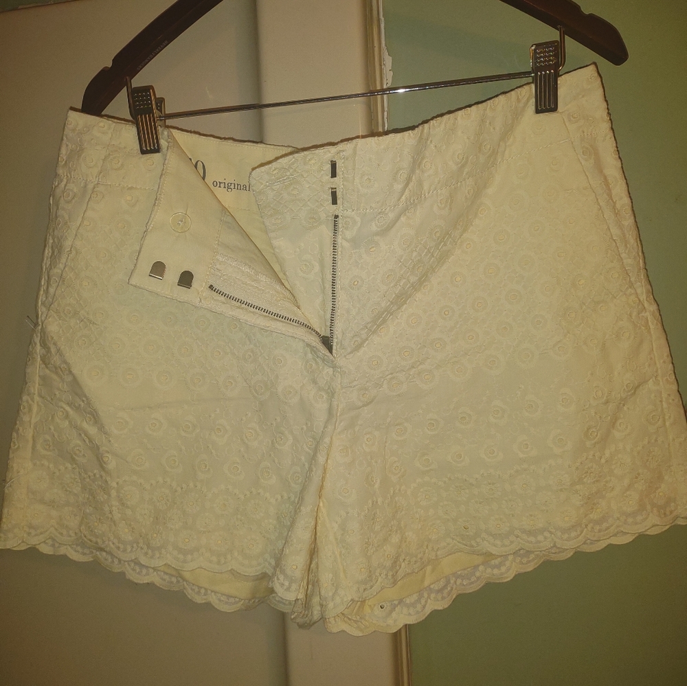 Ann Taylor loft light colored yellow shorts size 10